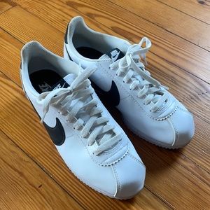 Nike Cortez B&W size 8.5. Great condition.